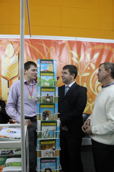 Айснер Константин (менеджер по продажам пестицидов и минеральных удобрений), консультирует гостей выставки.